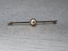 Load image into Gallery viewer, Vintage 9ct Gold Single Cultured Pearl Pin Brooch - good length &amp; weight – excellent condition
