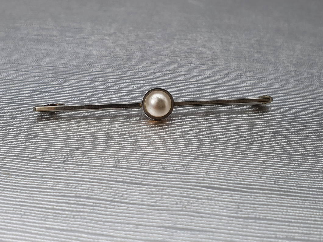 Vintage 9ct Gold Single Cultured Pearl Pin Brooch - good length & weight – excellent condition