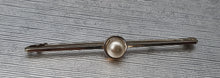 Load image into Gallery viewer, Vintage 9ct Gold Single Cultured Pearl Pin Brooch - good length &amp; weight – excellent condition
