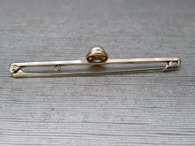 Load image into Gallery viewer, Vintage 9ct Gold Single Cultured Pearl Pin Brooch - good length &amp; weight – excellent condition
