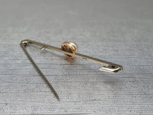 Load image into Gallery viewer, Vintage 9ct Gold Single Cultured Pearl Pin Brooch - good length &amp; weight – excellent condition
