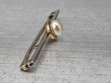 Load image into Gallery viewer, Vintage 9ct Gold Single Cultured Pearl Pin Brooch - good length &amp; weight – excellent condition
