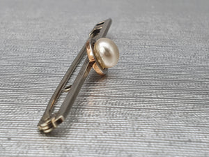 Vintage 9ct Gold Single Cultured Pearl Pin Brooch - good length & weight – excellent condition