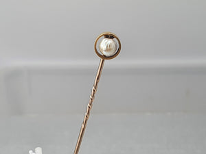 Vintage: 9ct Gold Cultured Pearl Pin - excellent condition - nice vintage item