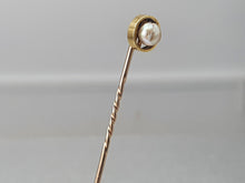 Load image into Gallery viewer, Vintage: 9ct Gold Cultured Pearl Pin - excellent condition - nice vintage item
