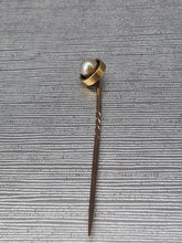 Load image into Gallery viewer, Vintage: 9ct Gold Cultured Pearl Pin - excellent condition - nice vintage item
