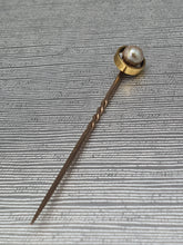 Load image into Gallery viewer, Vintage: 9ct Gold Cultured Pearl Pin - excellent condition - nice vintage item
