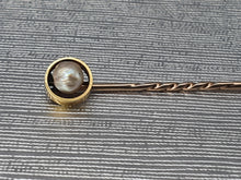 Load image into Gallery viewer, Vintage: 9ct Gold Cultured Pearl Pin - excellent condition - nice vintage item
