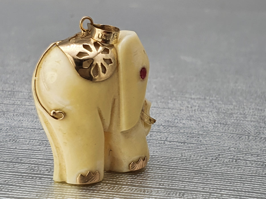 3467: Antiguo y pesado colgante de elefante blanco de oro de 14 quilates - bonito detalle espléndido estado