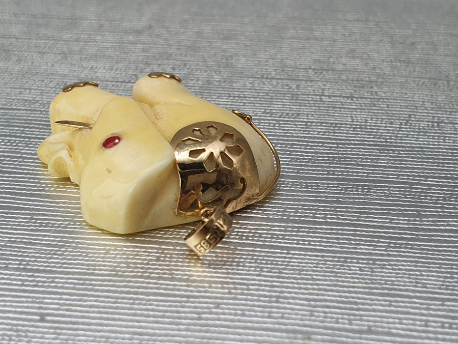 3467: Antiguo y pesado colgante de elefante blanco de oro de 14 quilates - bonito detalle espléndido estado