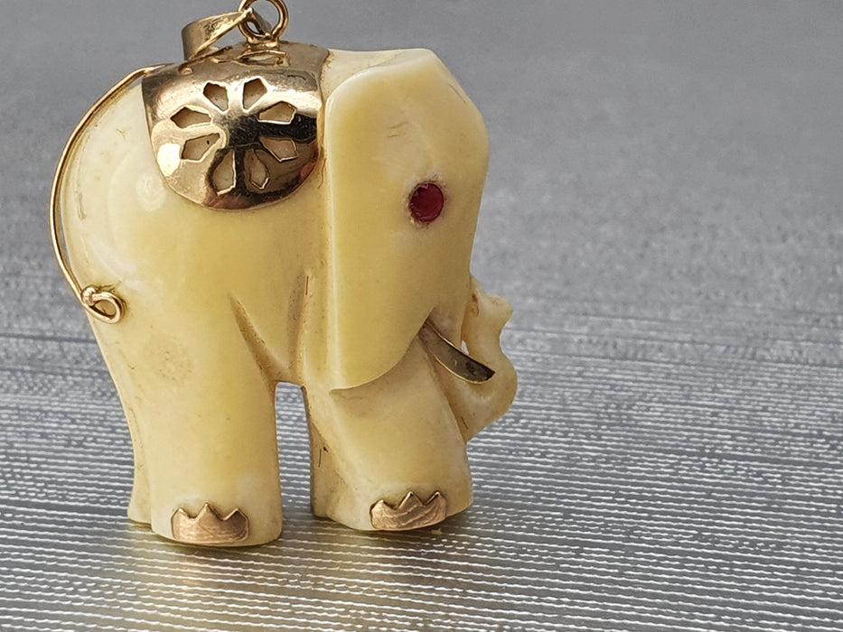 3467: Antiguo y pesado colgante de elefante blanco de oro de 14 quilates - bonito detalle espléndido estado