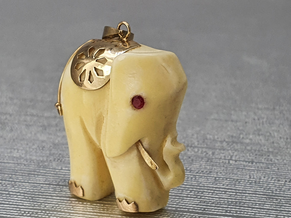 3467: Antiguo y pesado colgante de elefante blanco de oro de 14 quilates - bonito detalle espléndido estado