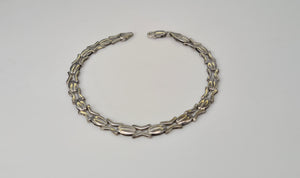 3681 - 9ct White gold Decorative Links Bracelet (18cm) - superb condition- 5.2 grams