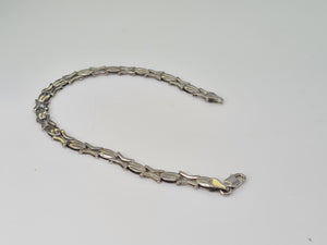 3681 - 9ct White gold Decorative Links Bracelet (18cm) - superb condition- 5.2 grams