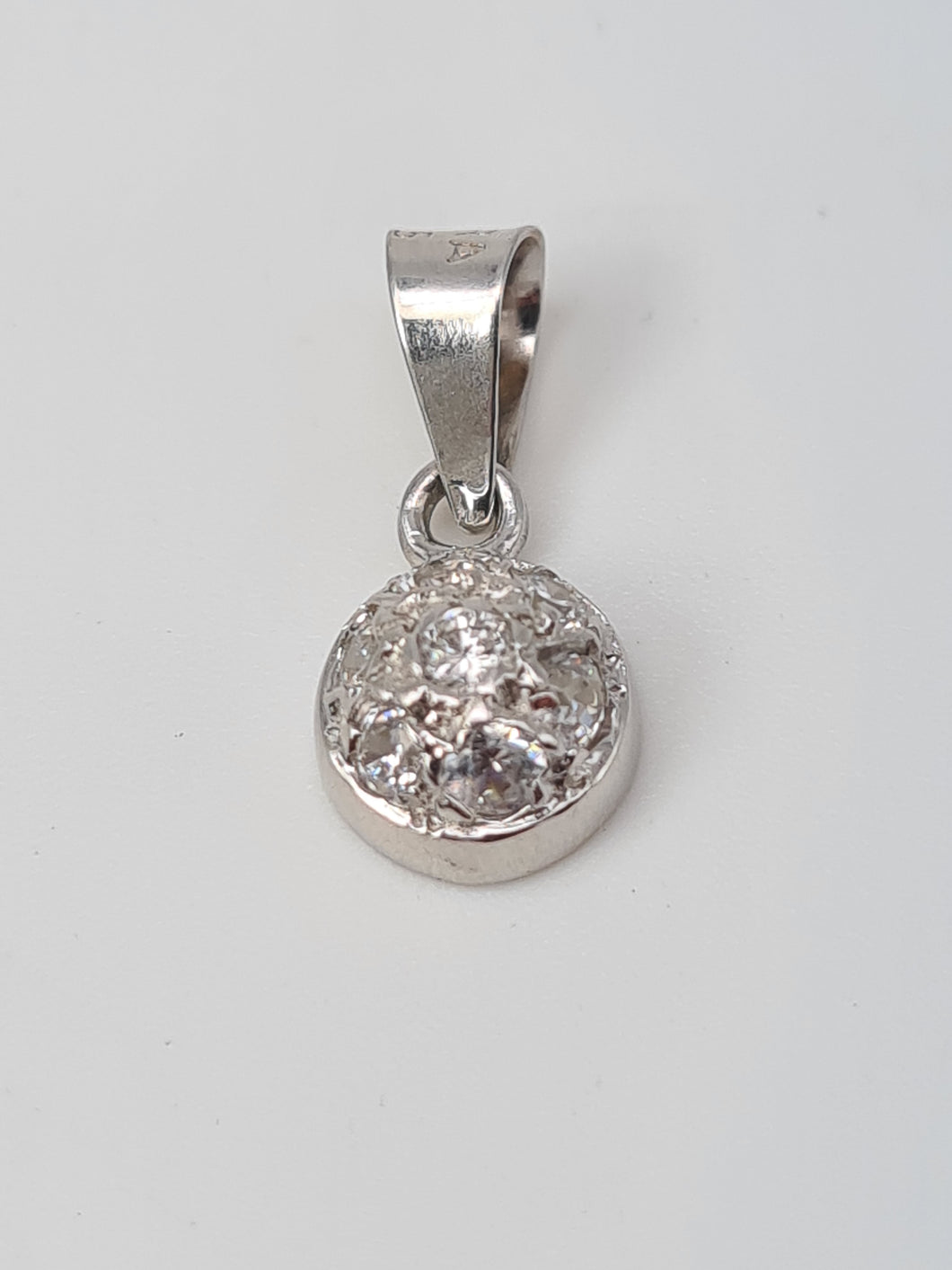 Vintage: 14ct White Gold Simulated Diamonds Pendant - beautifully made