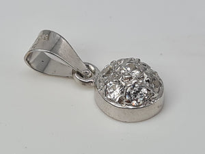 Vintage: 14ct White Gold Simulated Diamonds Pendant - beautifully made