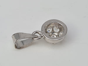 Vintage: 14ct White Gold Simulated Diamonds Pendant - beautifully made