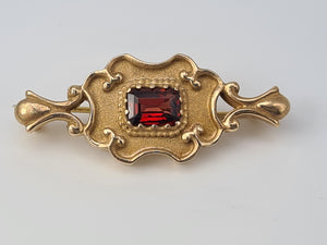 Vintage/Antique 9ct Gold Emerald Cut Garnet Pin Brooch- Old and beautiful