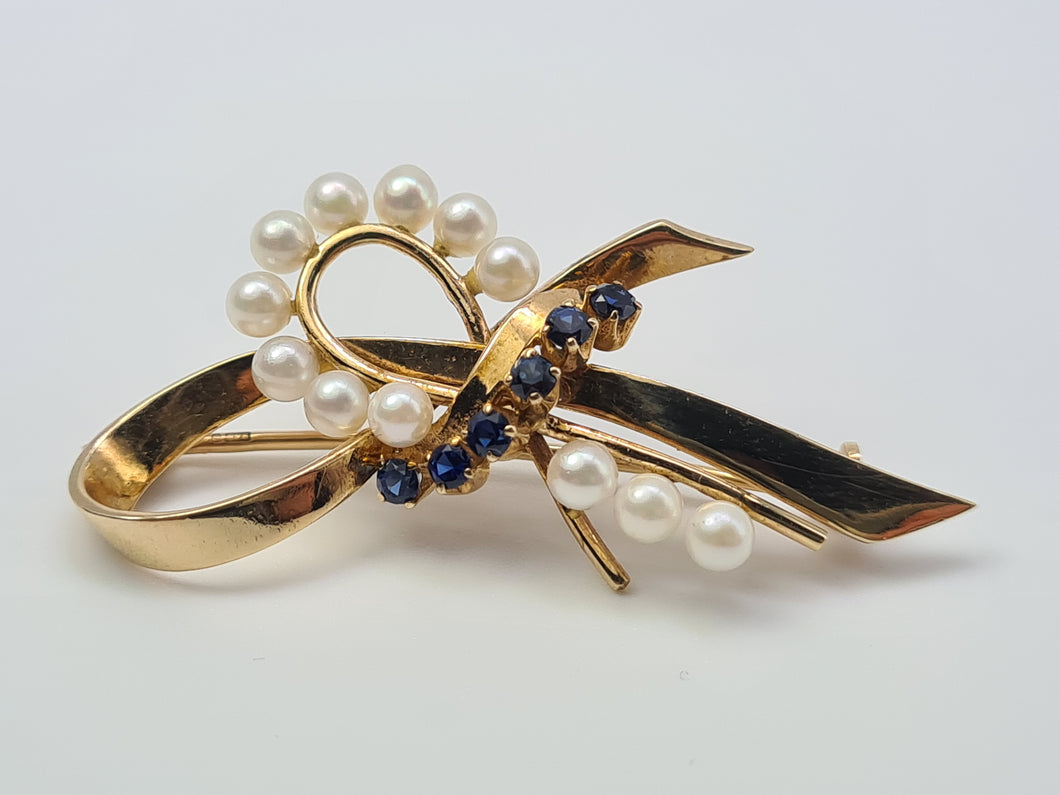 4457: Vintage 9ct Gold Blue Sapphires Seed Pearls Ribbon Brooch - from 1965