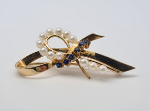 4457: Vintage 9ct Gold Blue Sapphires Seed Pearls Ribbon Brooch - from 1965