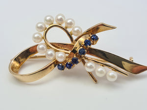 4457: Vintage 9ct Gold Blue Sapphires Seed Pearls Ribbon Brooch - from 1965