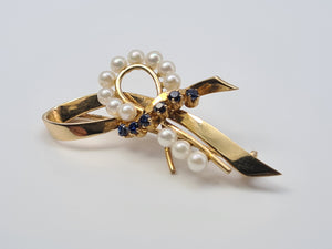 4457: Vintage 9ct Gold Blue Sapphires Seed Pearls Ribbon Brooch - from 1965