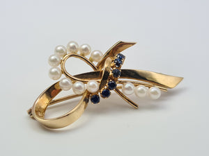 4457: Vintage 9ct Gold Blue Sapphires Seed Pearls Ribbon Brooch - from 1965