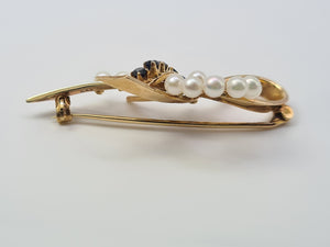 4457: Vintage 9ct Gold Blue Sapphires Seed Pearls Ribbon Brooch - from 1965