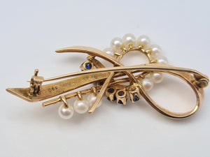 4457: Vintage 9ct Gold Blue Sapphires Seed Pearls Ribbon Brooch - from 1965