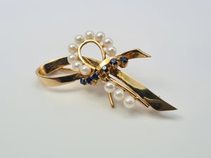 4457: Vintage 9ct Gold Blue Sapphires Seed Pearls Ribbon Brooch - from 1965