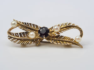 4459: Vintage: 9ct Gold "Bow Brooch" Garnets Seed Pearls - lovely symmetry