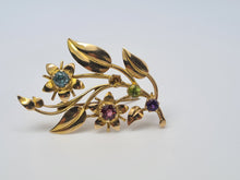 Cargar imagen en el visor de la galería, Broche floral de oro de 9 quilates con gemas múltiples: rubí, topacio, amatista citrina y peridoto: una combinación simplemente hermosa con este fabuloso punto de atracción.
