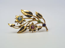 Cargar imagen en el visor de la galería, Broche floral de oro de 9 quilates con gemas múltiples: rubí, topacio, amatista citrina y peridoto: una combinación simplemente hermosa con este fabuloso punto de atracción.
