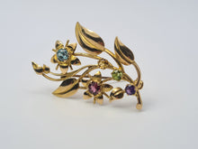 Cargar imagen en el visor de la galería, Broche floral de oro de 9 quilates con gemas múltiples: rubí, topacio, amatista citrina y peridoto: una combinación simplemente hermosa con este fabuloso punto de atracción.
