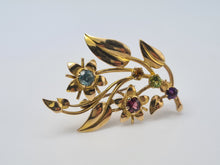 Cargar imagen en el visor de la galería, Broche floral de oro de 9 quilates con gemas múltiples: rubí, topacio, amatista citrina y peridoto: una combinación simplemente hermosa con este fabuloso punto de atracción.
