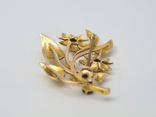 Cargar imagen en el visor de la galería, Broche floral de oro de 9 quilates con gemas múltiples: rubí, topacio, amatista citrina y peridoto: una combinación simplemente hermosa con este fabuloso punto de atracción.
