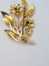 Cargar imagen en el visor de la galería, Broche floral de oro de 9 quilates con gemas múltiples: rubí, topacio, amatista citrina y peridoto: una combinación simplemente hermosa con este fabuloso punto de atracción.
