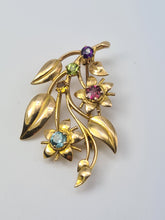 Cargar imagen en el visor de la galería, Broche floral de oro de 9 quilates con gemas múltiples: rubí, topacio, amatista citrina y peridoto: una combinación simplemente hermosa con este fabuloso punto de atracción.
