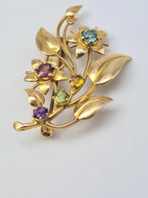 Cargar imagen en el visor de la galería, Broche floral de oro de 9 quilates con gemas múltiples: rubí, topacio, amatista citrina y peridoto: una combinación simplemente hermosa con este fabuloso punto de atracción.
