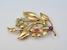 Cargar imagen en el visor de la galería, Broche floral de oro de 9 quilates con gemas múltiples: rubí, topacio, amatista citrina y peridoto: una combinación simplemente hermosa con este fabuloso punto de atracción.
