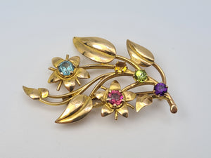 Broche floral de oro de 9 quilates con gemas múltiples: rubí, topacio, amatista citrina y peridoto: una combinación simplemente hermosa con este fabuloso punto de atracción.