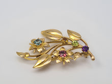 Cargar imagen en el visor de la galería, Broche floral de oro de 9 quilates con gemas múltiples: rubí, topacio, amatista citrina y peridoto: una combinación simplemente hermosa con este fabuloso punto de atracción.
