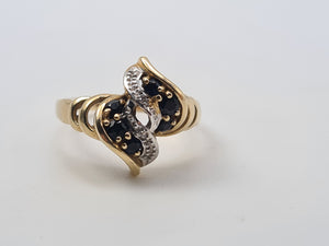 4651: Vintage, Abstract 9ct Gold Blue Sapphires Brilliant Cut Diamonds Ring- striking design