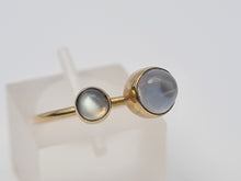 Cargar imagen en el visor de la galería, 4680: Antiguo: Anillo de artes y oficios con dos piedras lunares de oro de 9 quilates - ejemplo raro - colores encantadores
