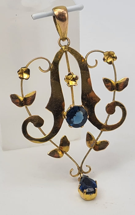 4823: Colgante de solapa de zafiros azules sintéticos de oro antiguo y antiguo de 9 quilates, simetría encantadora