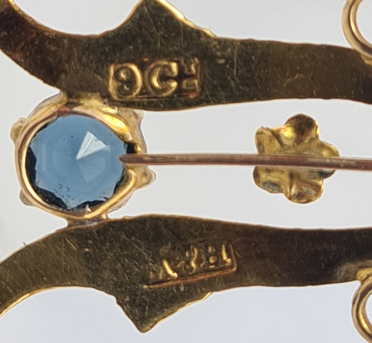 4823: Colgante de solapa de zafiros azules sintéticos de oro antiguo y antiguo de 9 quilates, simetría encantadora