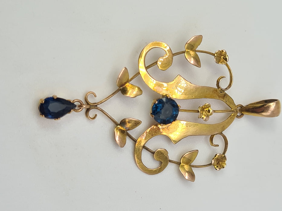 4823: Colgante de solapa de zafiros azules sintéticos de oro antiguo y antiguo de 9 quilates, simetría encantadora