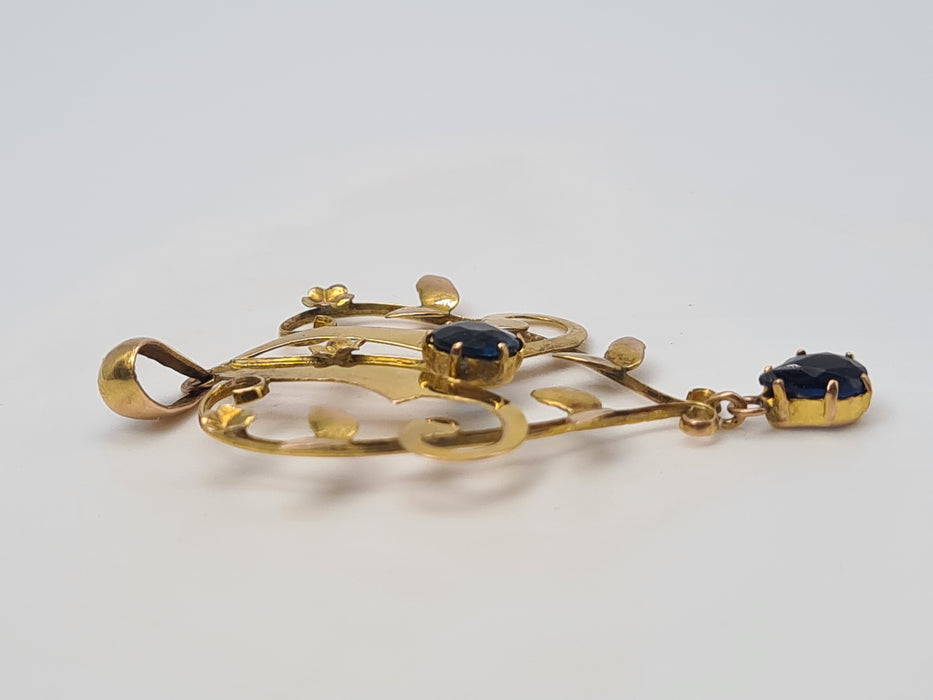 4823: Colgante de solapa de zafiros azules sintéticos de oro antiguo y antiguo de 9 quilates, simetría encantadora