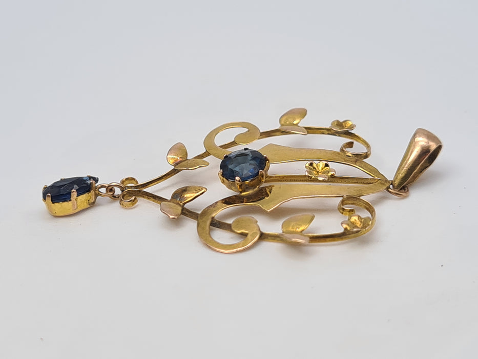 4823: Colgante de solapa de zafiros azules sintéticos de oro antiguo y antiguo de 9 quilates, simetría encantadora