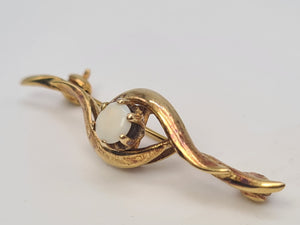 4879: Vintage: Neat & Petite cabochon White Opal Pin Brooch- excellent